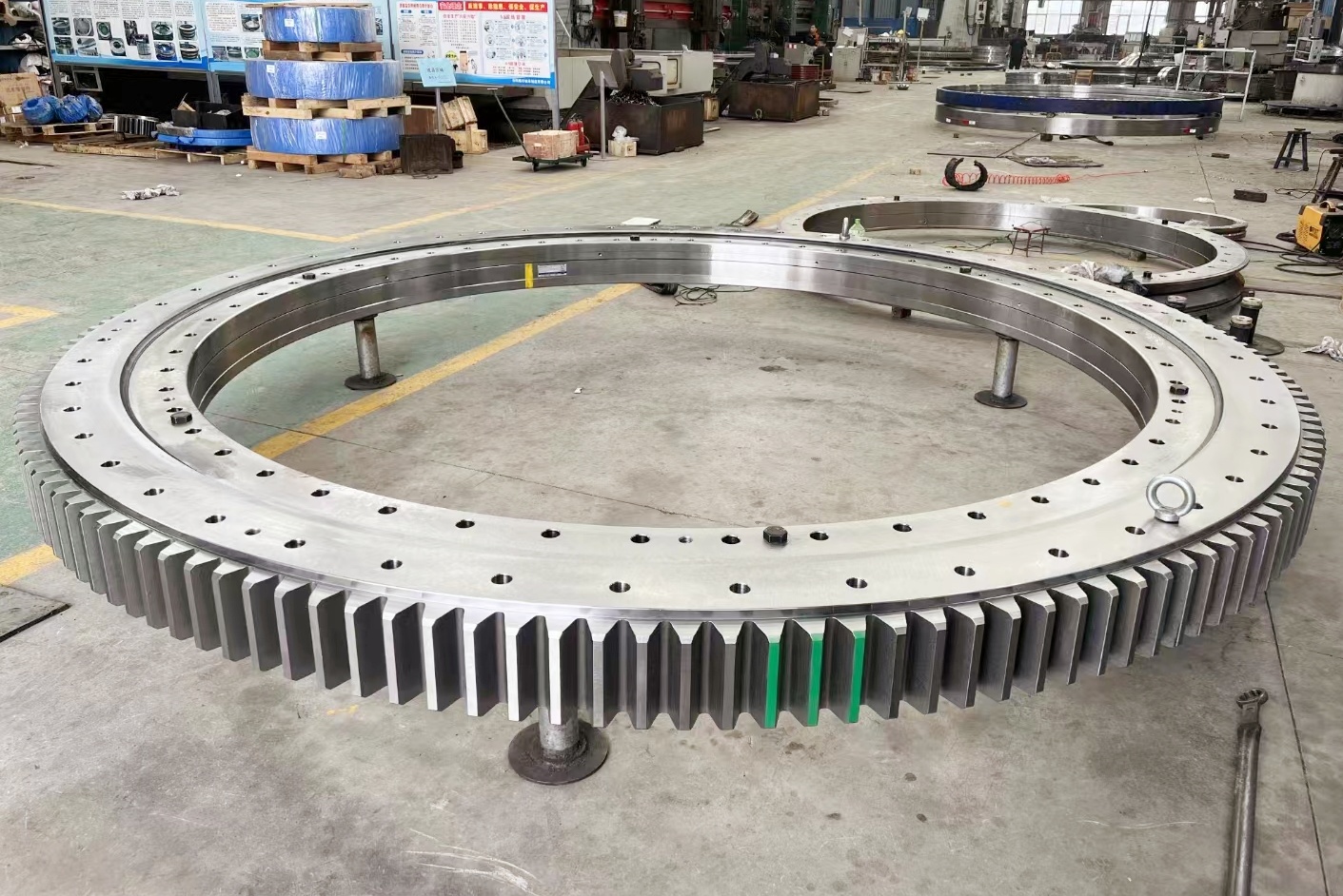 High-Performance HC810 Slewing Bearing & Ring Gear for Heavy-Duty ...